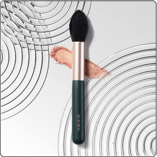 Soft Blooming Highlighter Brush